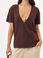 חולצת וי קצרה חום כהה