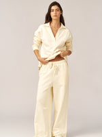 מכנסיים ארוכים גזרה רחבה פרנץ' טרי שמנת