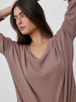 חולצת בייסיק ריב מפתח וי חום בהיר