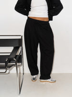 מכנסיים ארוכים גזרת בלון פרנץ' טרי שחור