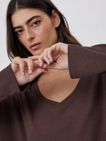 חולצת בייסיק ריב מפתח וי חום כהה